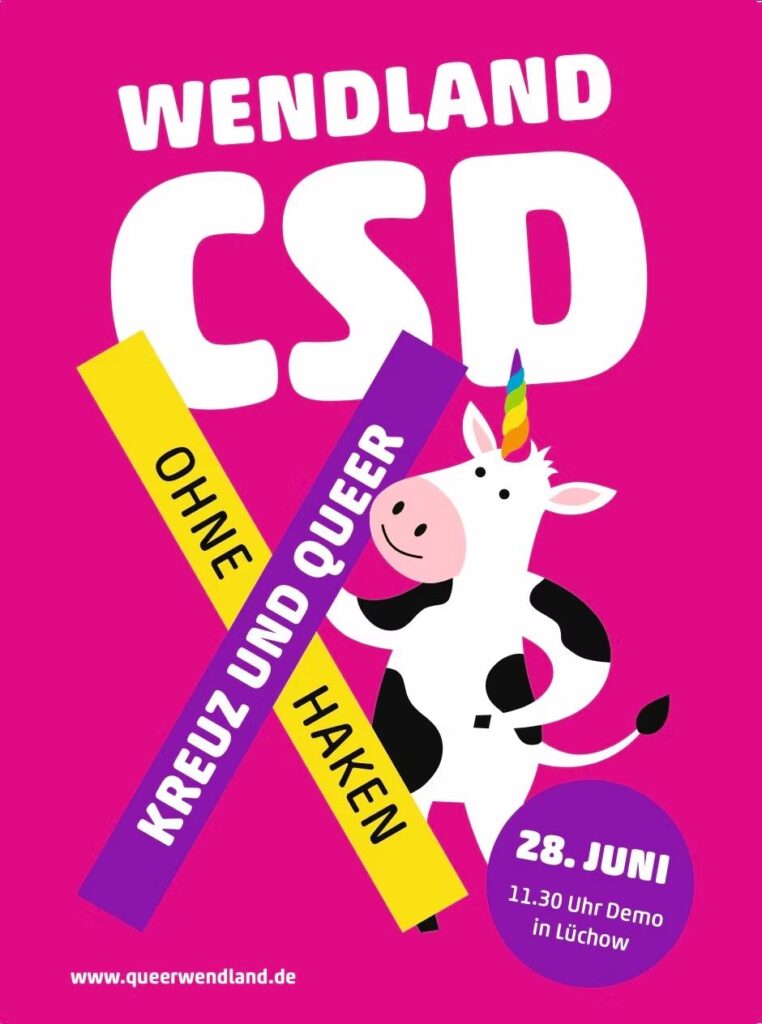 Das Foto zeigt ein Ankündigungsplakat zum Christopher-Street-Day in Lüchow/Wendland. Der Hintergrund ist pink. Eine gemalte Kuh mit einem regenbogen-farbenen Einhorn hält ein Kreuz auf dem steht: Kreuz und queer ohne Haken