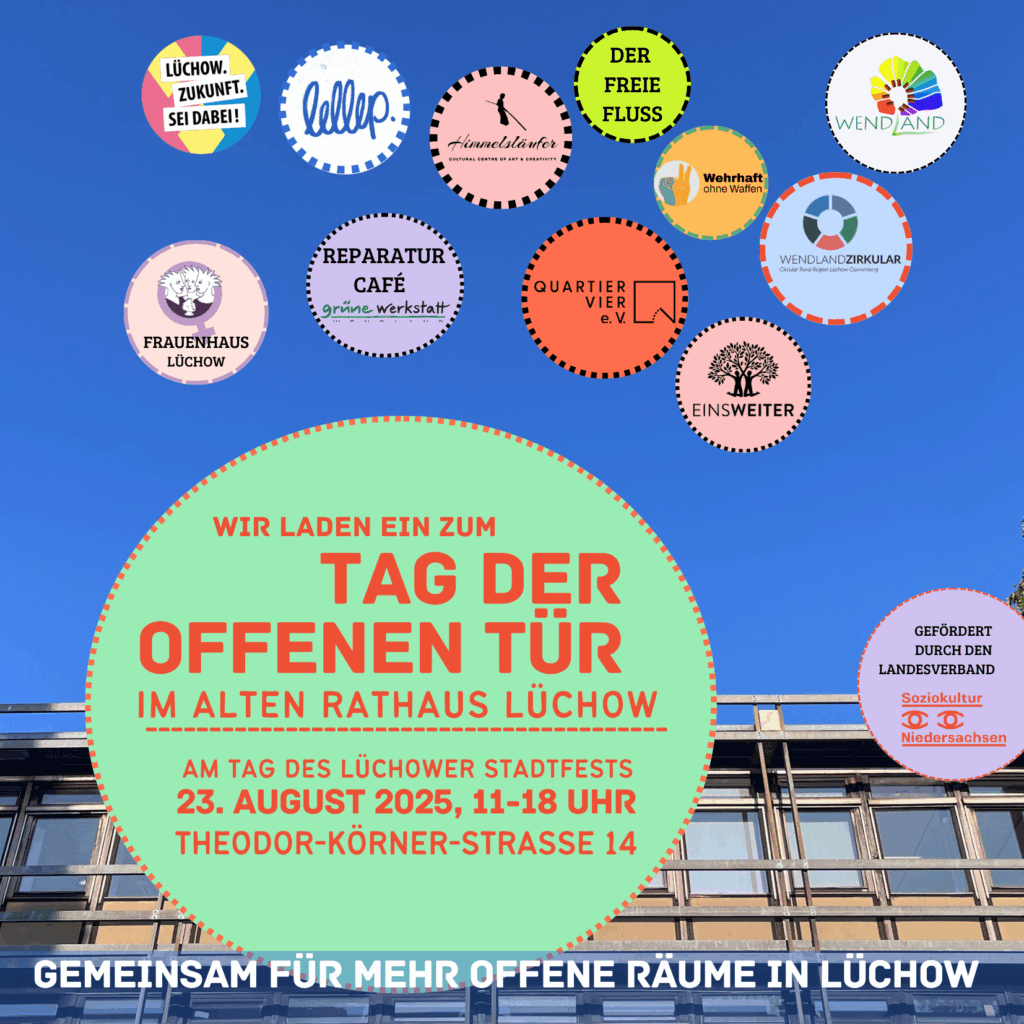 Auf dem Foto ist im Hintergrund das Alte Rathaus in Lüchow zu sehen. In einer größeren runden Form ist zu lesen: wir laden ein zum Tag der offenen Tür im Alten Rathaus Lüchow am Tag des Lüchower Stadtfests, 23. August 2025, 11-18 Uhr, Theodor-Körner-Straße 14.
Darunter: Gemeinsam für mehr offene Räume in Lüchow. Darüber sind die verschiedenen Teilnehmenden aufgeführt.