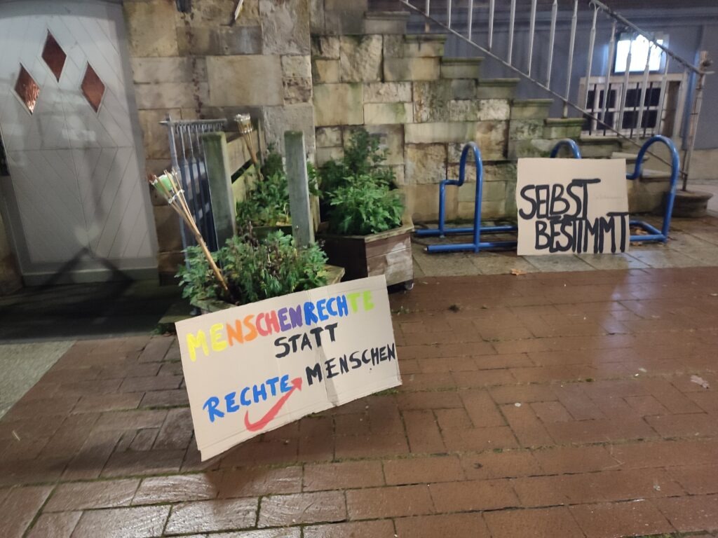 Ein Schild welches auf dem Markplatz aufgestellt wurde. In verschiedenen Farben steht da: Menschenrechte statt rechte Menschen.