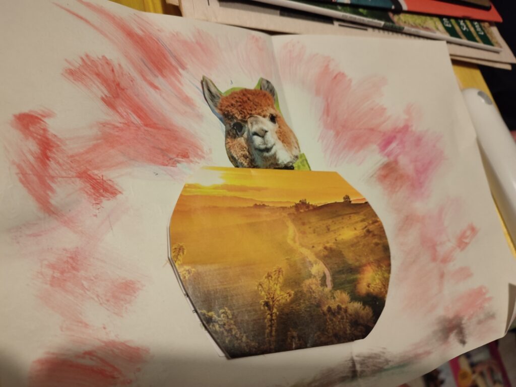 Ein Ergebnis ist ein Plakat. Ein Alpaka schaut freundlich ins gegenüber.  