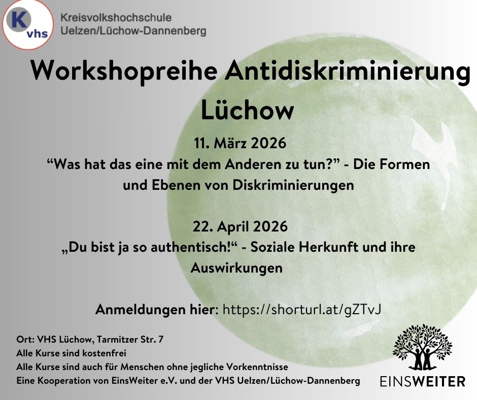 Das Bild ist grau. Rechts ist ein großer blasser grüner Mond. Oben rechts ist das Logo der VHS Uelzen/Lüchow-Dannenberg.  Unten Rechts ist das Logo von EinsWeiter. 