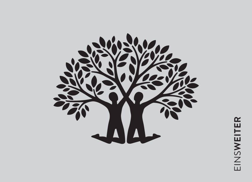 Hellgraues Bild. Im Zentrum steht das Logo von EinsWeiter e.V.: das sind zwei Menschen die ihre Arme ausstrecken, aus welchen sich eine Baumkrone entwickelt. 
