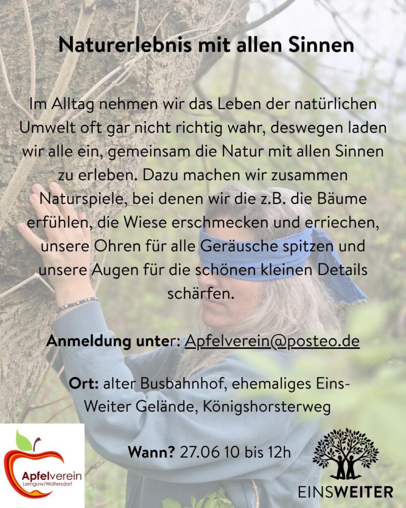 Bildbeschreibung:
Das Bild zeigt eine Frau mit langen grauen Haaren. Sie hat die Augen mit einem blauen Tuch verbunden und berührt mit beiden Händen die Rinde eines Baumes. Sie wirkt ruhig und konzentriert. Im Hintergrund sieht man eine grüne Waldlandschaft. Oben auf dem Bild steht der Titel der Veranstaltung, darunter ein Beschreibungstext. Unten links ist das Logo des Apfelvereins zu sehen, unten rechts das Logo von EinsWeiter e.V. mit einem stilisierten Baum aus Menschen.
