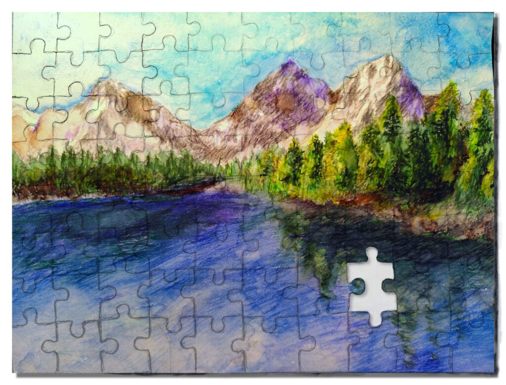 Ein Puzzle mit einer wunderschönen Berglandschaft über einem Wald mit dunkelgrünen Kiefern, die auf einen ruhigen, tiefblauen See blicken. Im unteren rechten Bereich fehlt ein Puzzleteil, und es ist deutlich eine weiße Lücke in der Größe eines Puzzleteils zu sehen.