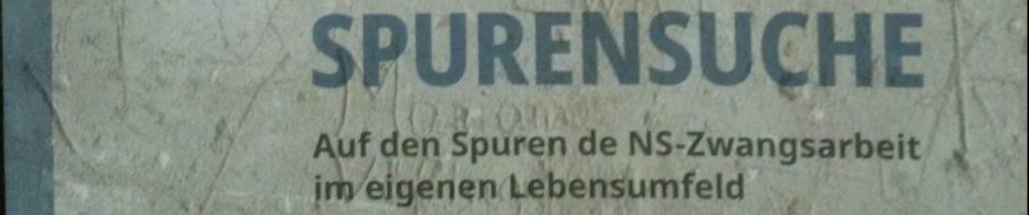 Nahaufnahme einer strukturierten, grau-beigen Steinoberfläche mit feinen Kratzspuren, auf der der Titel „Spurensuche" in dunkelblauer Großschrift zu sehen ist. Darunter steht der Untertitel „Auf den Spuren der NS-Zwangsarbeit im eigenen Lebensumfeld".